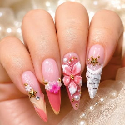 Diseño decorativo en uñas de gel con flores y strass