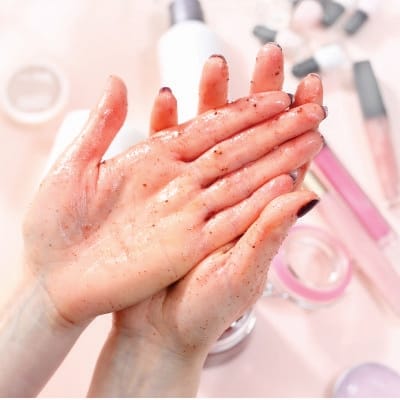Manicura a Domicilio en Barcelona exfoliacion hidratación manos