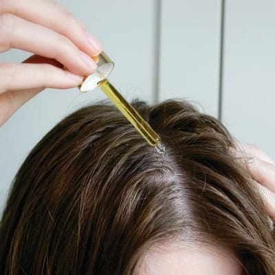 Aplicación de aceite capilar como tratamiento de cabello